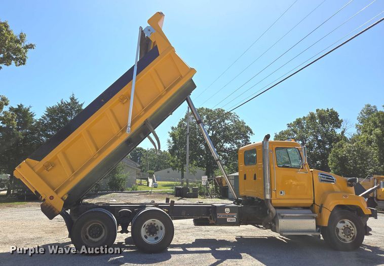 image for item DY0401 2015 Western Star 4700SF dump truck