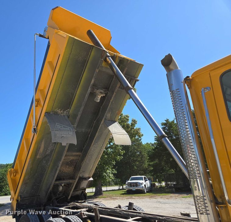 image for item DY0401 2015 Western Star 4700SF dump truck