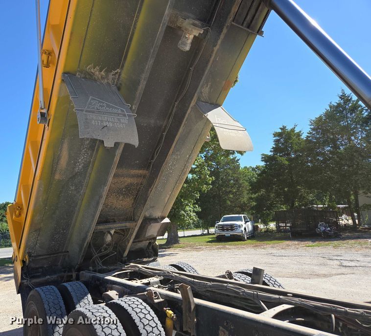 image for item DY0401 2015 Western Star 4700SF dump truck