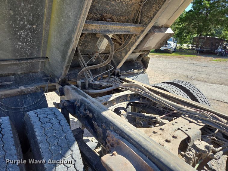 image for item DY0401 2015 Western Star 4700SF dump truck