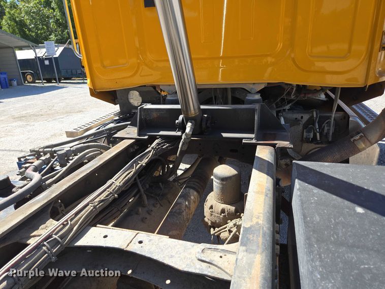 image for item DY0401 2015 Western Star 4700SF dump truck