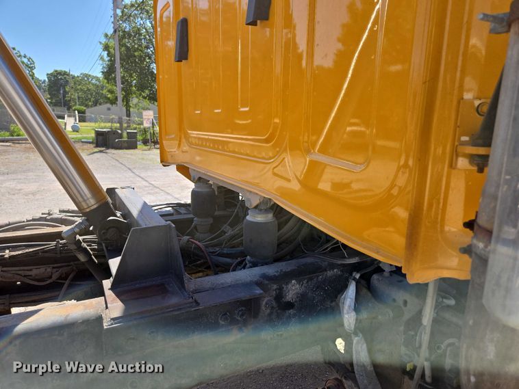 image for item DY0401 2015 Western Star 4700SF dump truck