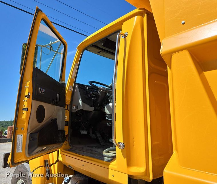 image for item DY0401 2015 Western Star 4700SF dump truck