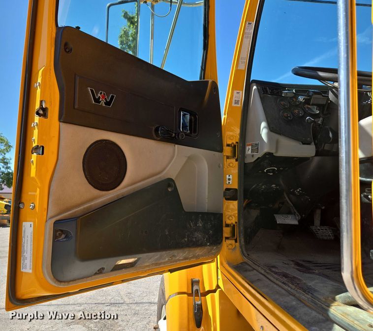 image for item DY0401 2015 Western Star 4700SF dump truck