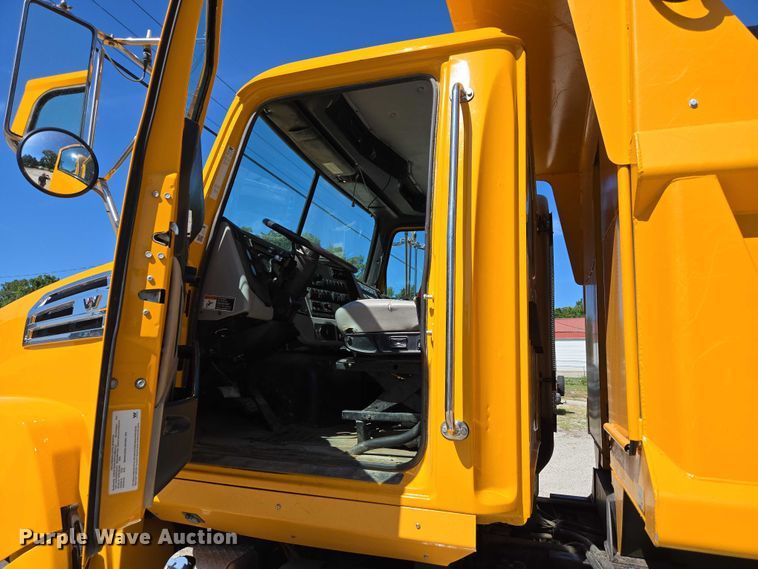 image for item DY0401 2015 Western Star 4700SF dump truck