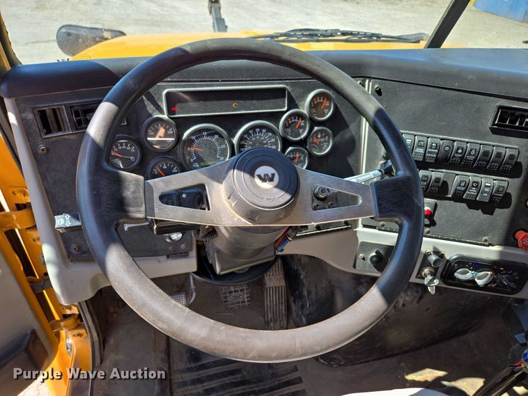 image for item DY0401 2015 Western Star 4700SF dump truck