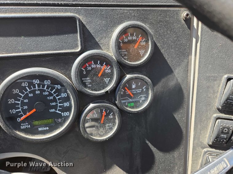 image for item DY0401 2015 Western Star 4700SF dump truck