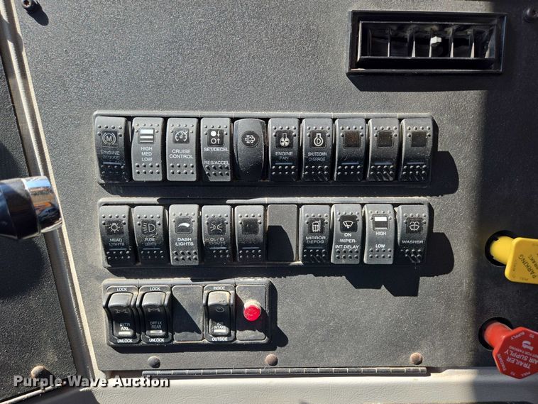 image for item DY0401 2015 Western Star 4700SF dump truck