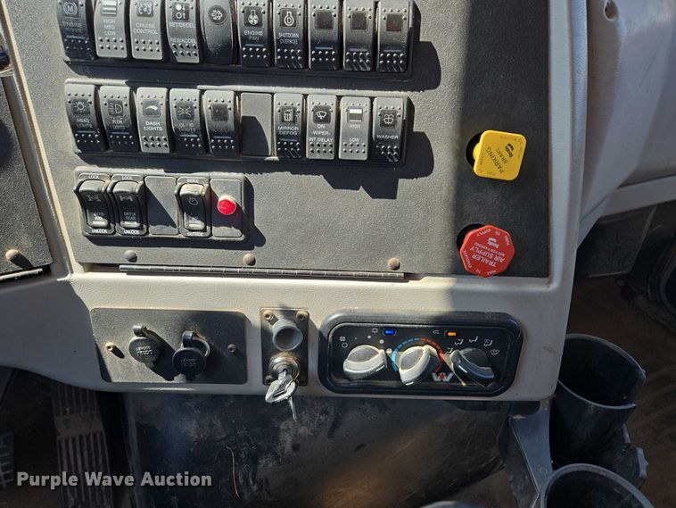 image for item DY0401 2015 Western Star 4700SF dump truck