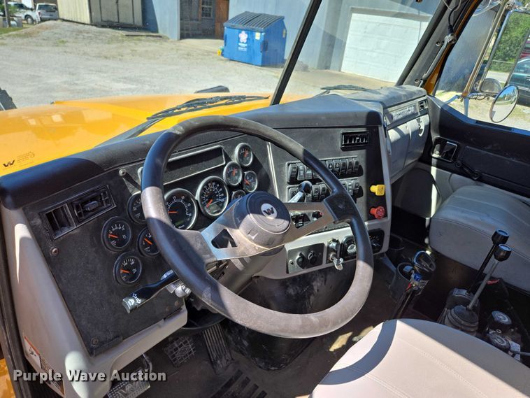 image for item DY0401 2015 Western Star 4700SF dump truck