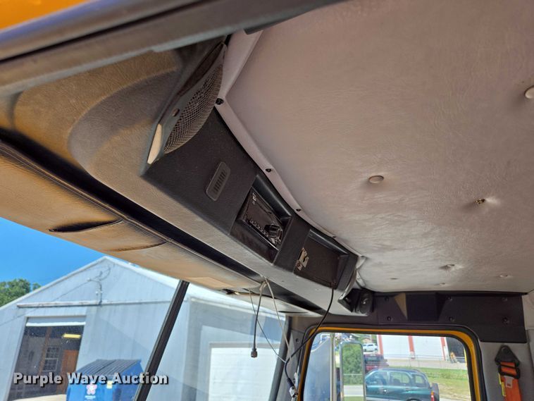 image for item DY0401 2015 Western Star 4700SF dump truck