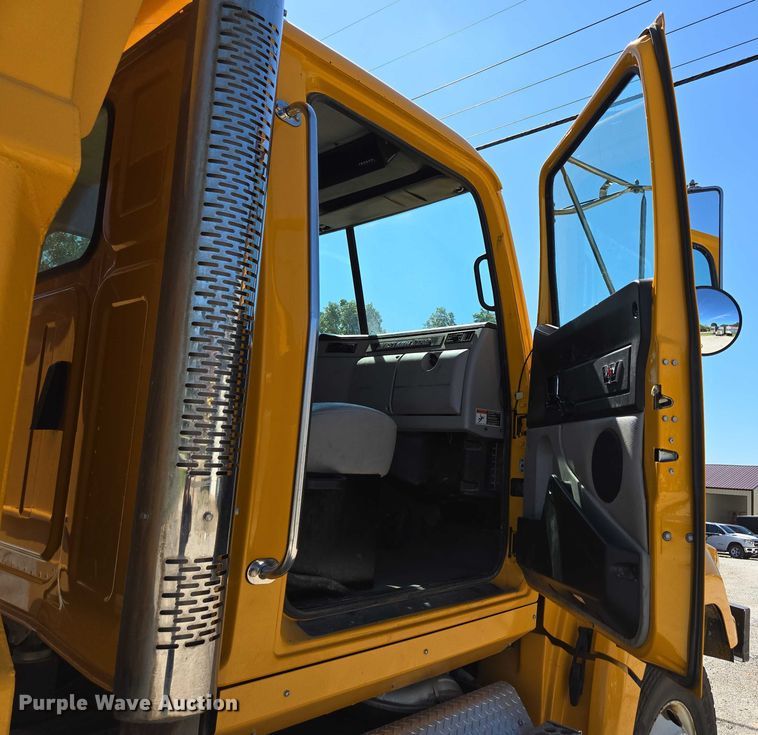 image for item DY0401 2015 Western Star 4700SF dump truck