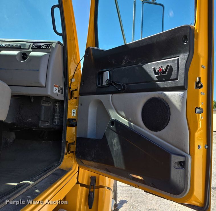 image for item DY0401 2015 Western Star 4700SF dump truck