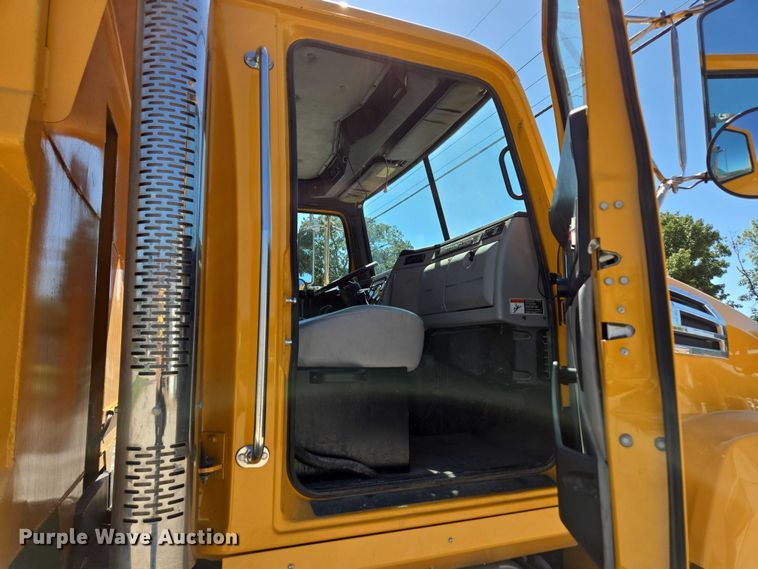 image for item DY0401 2015 Western Star 4700SF dump truck
