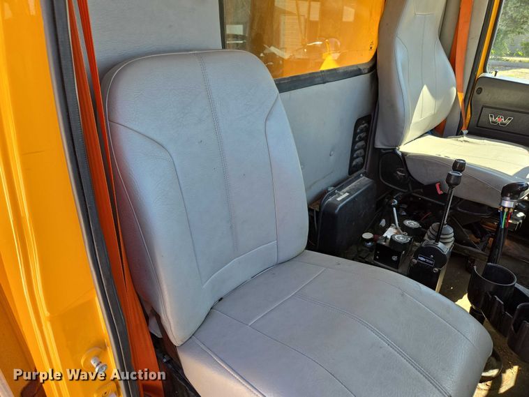 image for item DY0401 2015 Western Star 4700SF dump truck