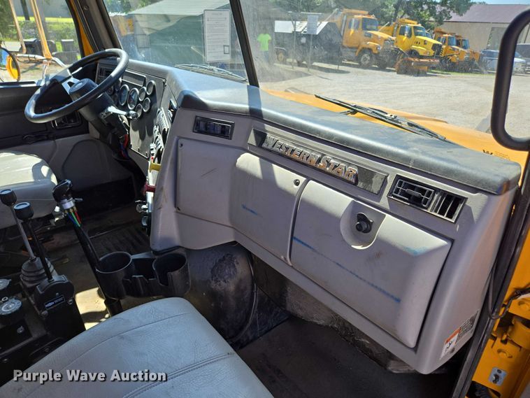 image for item DY0401 2015 Western Star 4700SF dump truck