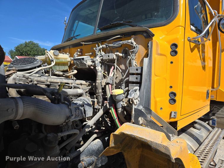 image for item DY0401 2015 Western Star 4700SF dump truck