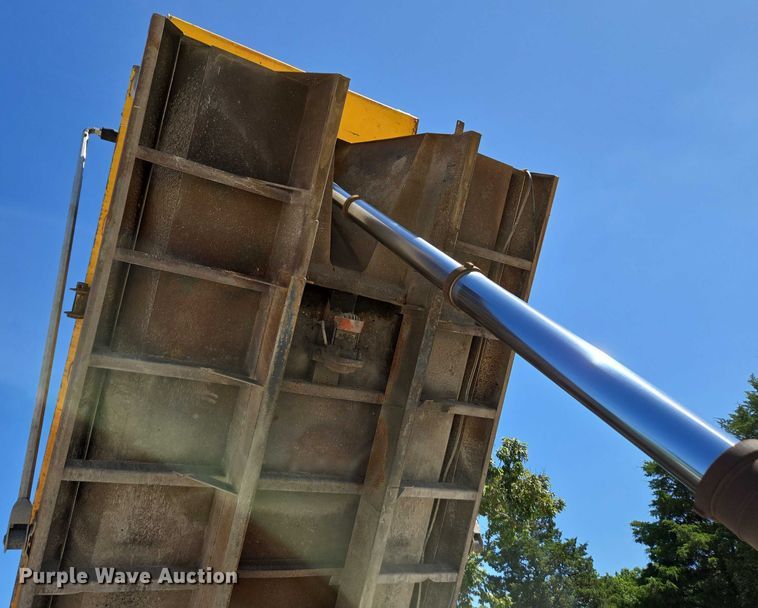 image for item DY0402 2007 Sterling L-Line dump truck