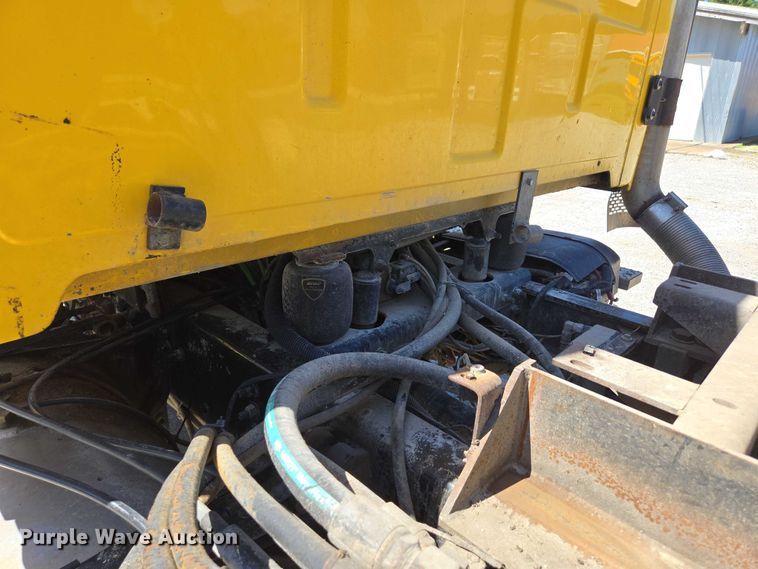 image for item DY0402 2007 Sterling L-Line dump truck