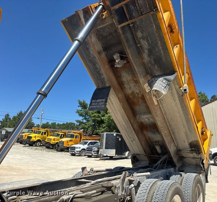 image for item DY0406 2014 Western Star 4700SB dump truck