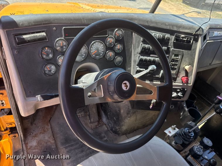 image for item DY0406 2014 Western Star 4700SB dump truck