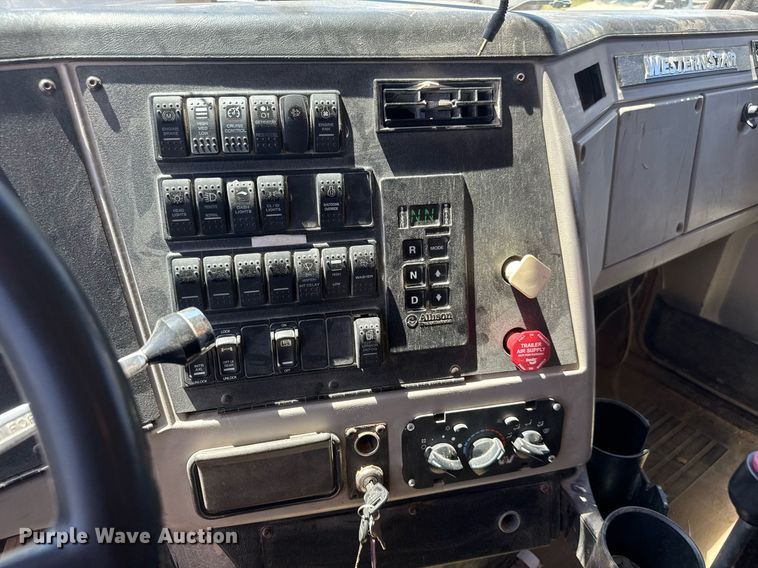 image for item DY0406 2014 Western Star 4700SB dump truck