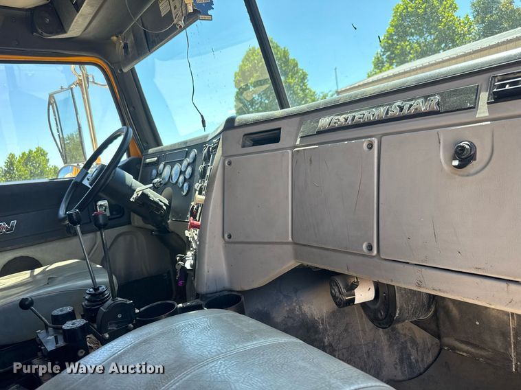 image for item DY0406 2014 Western Star 4700SB dump truck