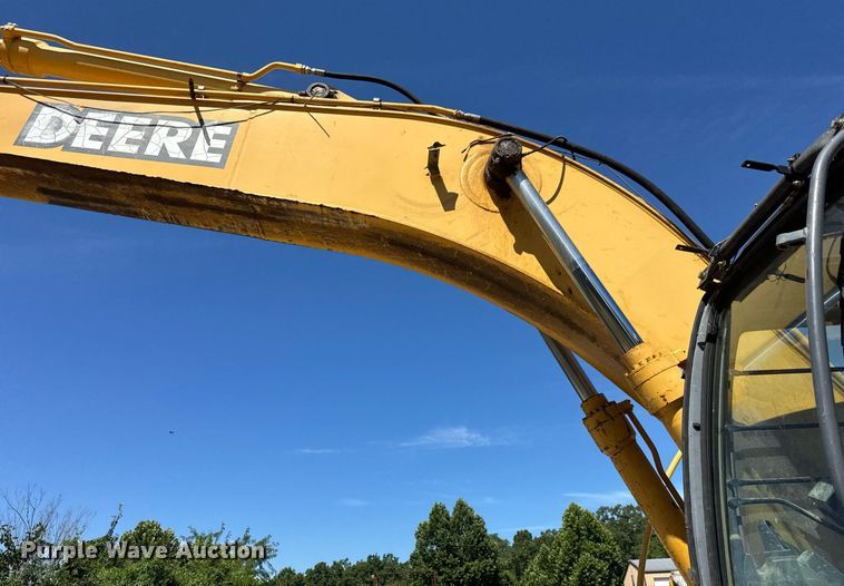 image for item DY0408 2006 John Deere 200C LC excavator