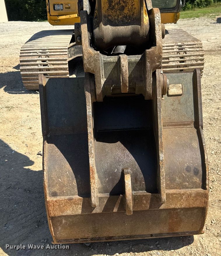 image for item DY0408 2006 John Deere 200C LC excavator