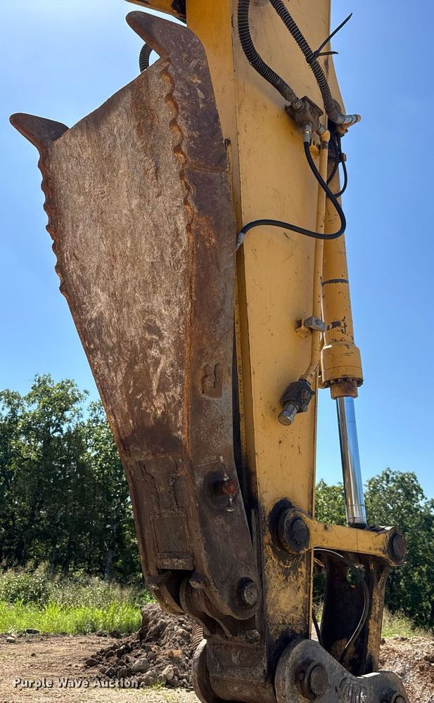 image for item DY0408 2006 John Deere 200C LC excavator