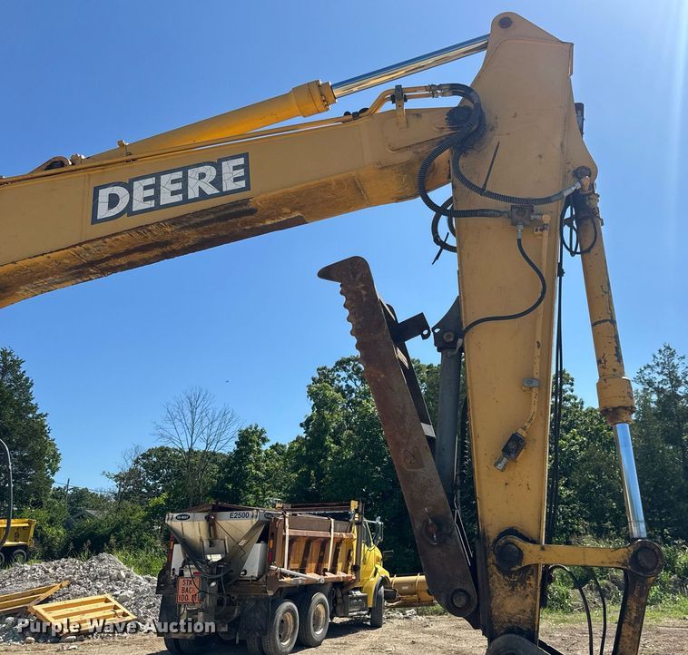 image for item DY0408 2006 John Deere 200C LC excavator