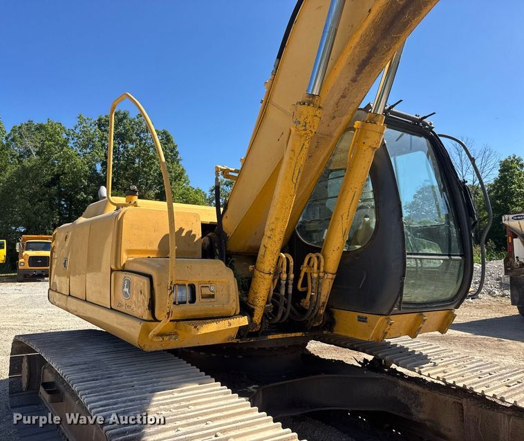 image for item DY0408 2006 John Deere 200C LC excavator