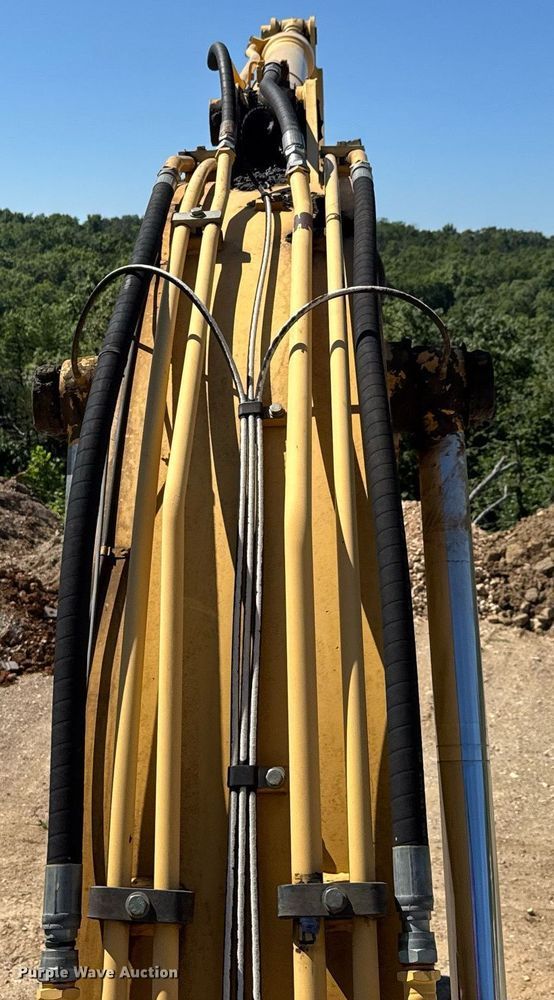 image for item DY0408 2006 John Deere 200C LC excavator