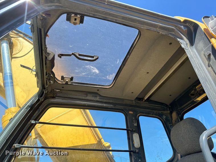 image for item DY0408 2006 John Deere 200C LC excavator