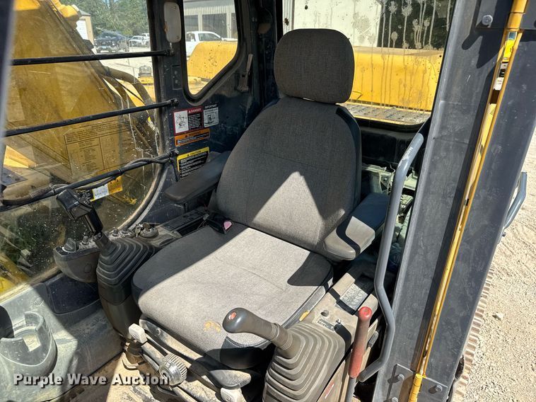 image for item DY0408 2006 John Deere 200C LC excavator