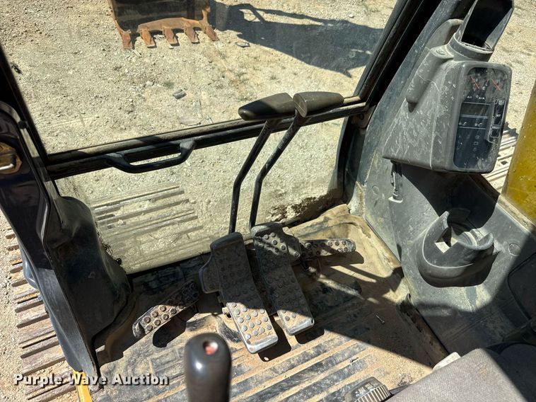 image for item DY0408 2006 John Deere 200C LC excavator