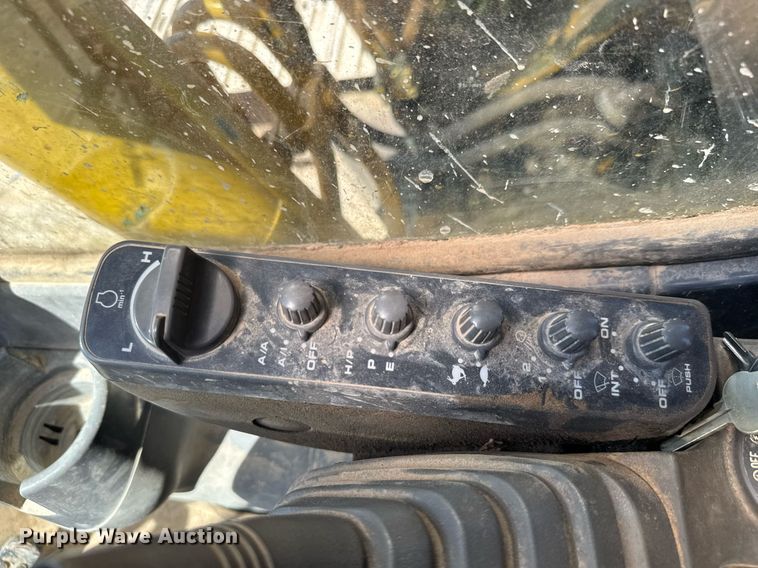 image for item DY0408 2006 John Deere 200C LC excavator