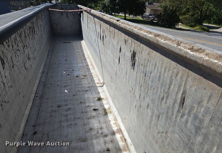 image for item DY0421 2016 Mac refuse trailer