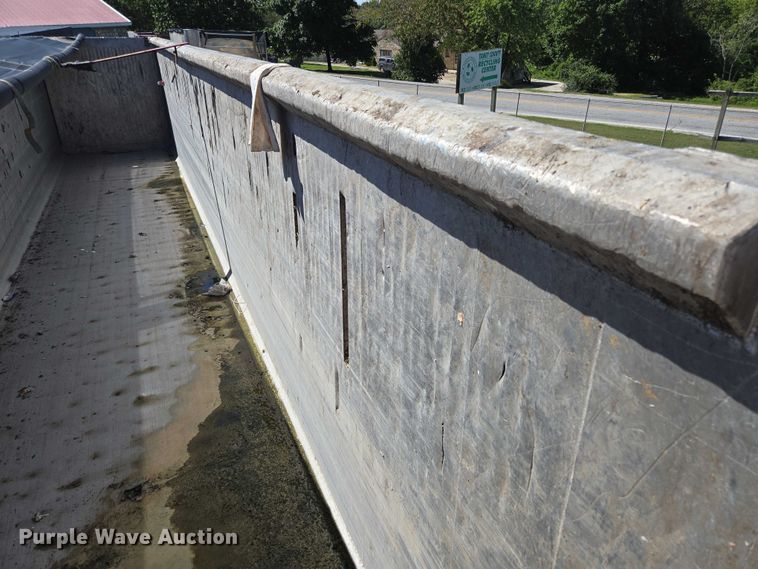 image for item DY0422 2016 Mac refuse trailer