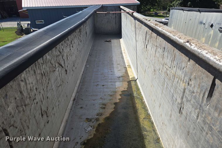 image for item DY0423 2017 Mac refuse trailer