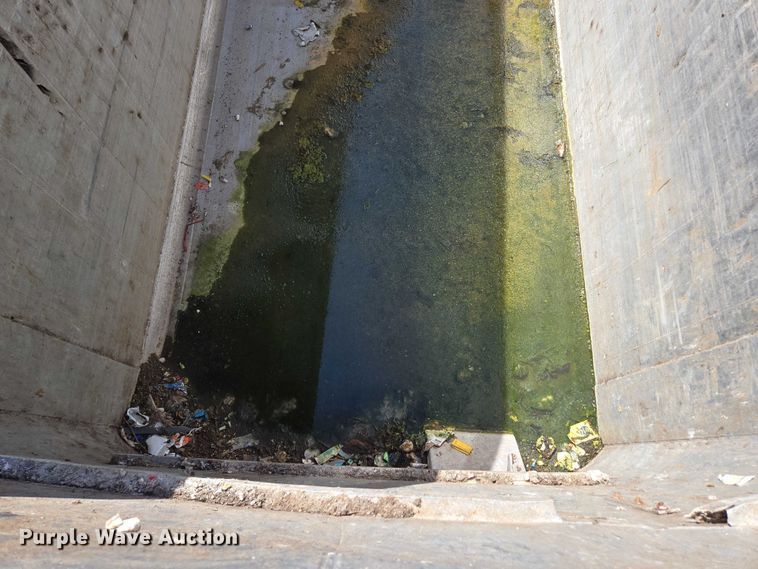 image for item DY0423 2017 Mac refuse trailer