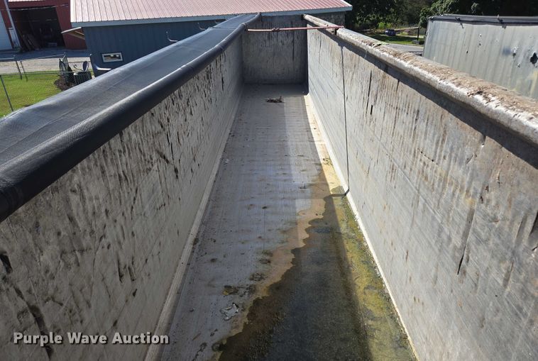 image for item DY0423 2017 Mac refuse trailer