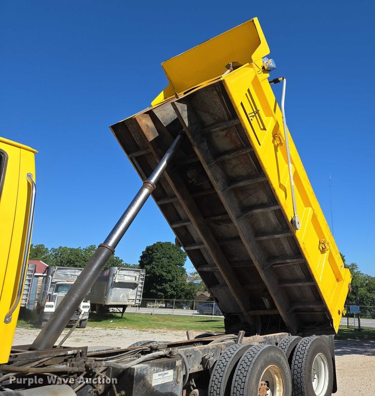 image for item DY0424 2007 Sterling L-Line dump truck