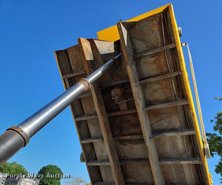 image for item DY0424 2007 Sterling L-Line dump truck