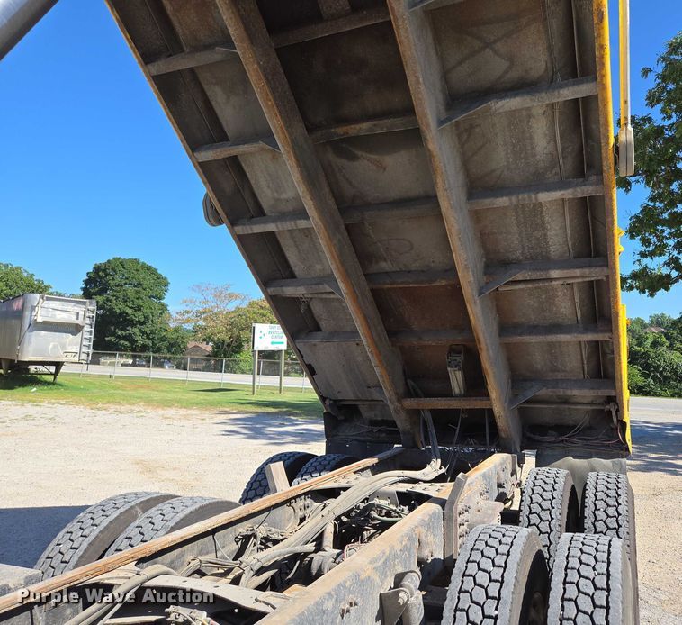 image for item DY0424 2007 Sterling L-Line dump truck