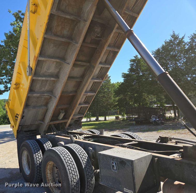 image for item DY0424 2007 Sterling L-Line dump truck