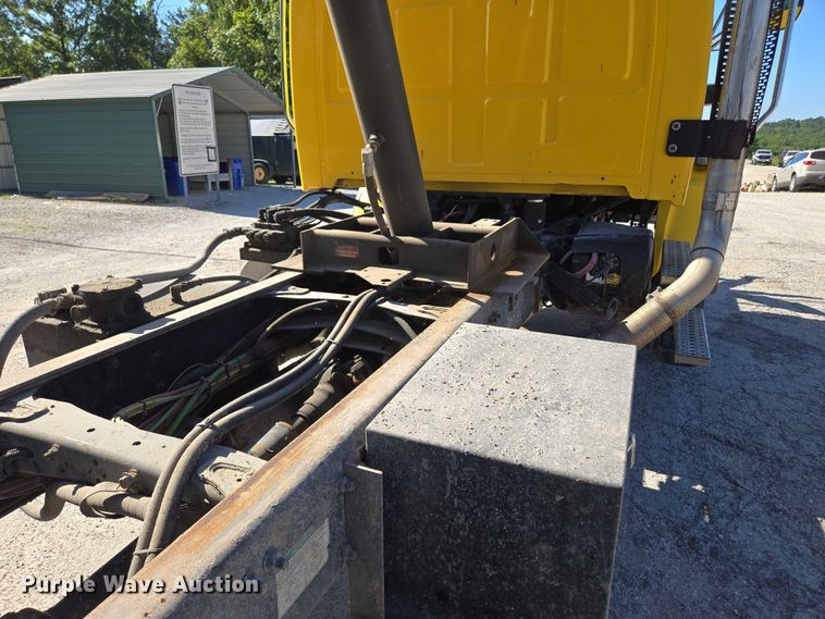 image for item DY0424 2007 Sterling L-Line dump truck