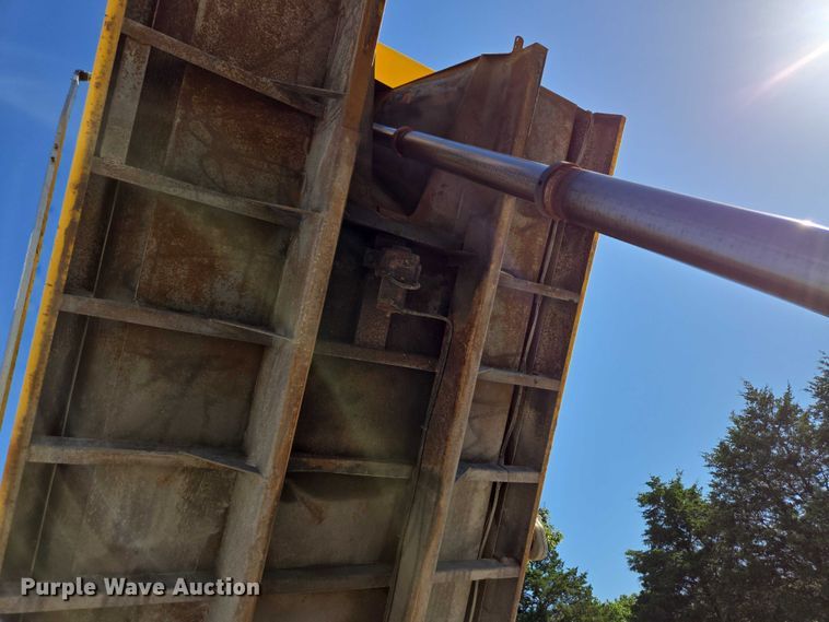 image for item DY0424 2007 Sterling L-Line dump truck