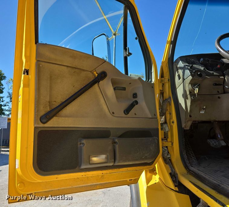 image for item DY0424 2007 Sterling L-Line dump truck