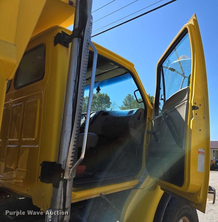 image for item DY0424 2007 Sterling L-Line dump truck